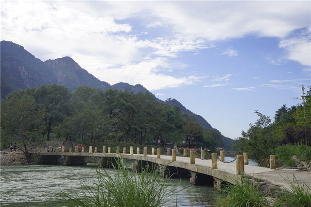 登上塔頂,遠望青山疊嶂,近觀溪水淼淼,讓人頓覺神清氣朗.